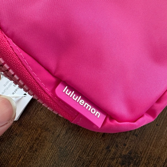 Lululemon Everywhere belt bag 1L Sonic Pink - Picture 4 of 12